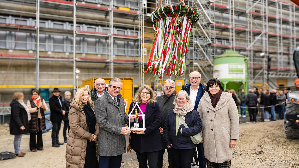 Universität Paderborn - News item - Topping-out ceremony for laboratory ...